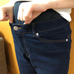 ．エウルキューブの妊婦用デニムをモニターさせて頂きました👖．現在妊娠7ヶ月の私でも余裕で入るほどのストレッチ！妊娠中〜産後まで使えるのも嬉しい！一般のマタニティ用ズボンで私&hellip;のInstagram画像