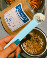 ロスとジャッジのごはんの事🍖自分もチュラコスのホワイトニングを使ってるんだけど、まさかのわんちゃんのオーラルケアのふりかけがあってびっくり🦷wwパケも可愛くてお菓子のお薬あげてるみたい&hellip;のInstagram画像