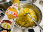 Miso😋マルサンのこうじみその液体タイプ✨味噌って溶かすのがめんどくさいけど、これは分量を水と合わせるだけでおいしいお味噌汁ができました😎出汁も入ってるから本当にこれだけ！味も美味しかったー😎ボ&hellip;のInstagram画像