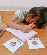 自分たちの写真をマグネットにしたものをおばあちゃんへプレゼントするためにお手紙を書き書き📝公園から帰ってきたあとだからとっても眠そう。。。（笑）喜んでくれるといいね☺️&hellip;のInstagram画像