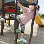 ニッセン様の「7分丈サルエルパンツ」をモニターさせていただきました😁サルエルパンツ、女の子も可愛らしい!!活発に動き回る4歳の娘はピッタリサイズがキツイと言い服装選びに困っ&hellip;のInstagram画像