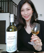 こんにちは☺.今日はアイスにかけるだけじゃ我慢出来ずに飲んじゃってます😘🥂.アルタス・クンブレス　トロンテス.アルゼンチンの白ワインです。.酸味が割と強めで、フレッシュ&hellip;のInstagram画像