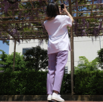 藤の花も見頃になってきましたね✨﻿﻿今日は25度を越える夏日だったので、半袖でも歩くと汗ばむくらい😎﻿﻿藤の花に合わせてパープルのパンツに、UNIQLOのTシャツでお散歩🐾﻿﻿&hellip;のInstagram画像