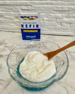 ホームメイド・ケフィア牛乳にケフィア菌を加えて室温に置いておくだけ！こんなの初めて作りました✨一回ずつ使い切りの個包装スティックだから衛生的だしすごく簡単！市販の100&hellip;のInstagram画像