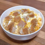 冷凍のフライってお弁当用ひと口サイズのイメージだったけどこれは大きめだから２つで満腹サイズのカツ丼できたー、揚げるとこなしでカツ丼できるの本当助かる。魚フライも大きめだから、これまたレンジだけでフ&hellip;のInstagram画像