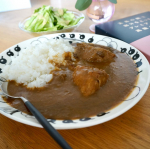 お昼ごはんは#五島の鯛で出汁をとったプレミアムな高級カレー お皿にあけるときに溢れるかと思うほどたっぷり！そして大きなお肉がごろっとふたつも入ったました！スプーンで簡単にほぐれるほ&hellip;のInstagram画像