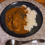 夜ご飯☽**五島の鯛で出汁を取った高級カレーをいただきました！最近仕事が10時すぎることが多くお惣菜に頼りがちなのでレトルトカレーはとっても嬉しい♡しかも高級カレーで豚肉はごろっと&hellip;のInstagram画像