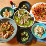 🏮おうち居酒屋🏮*おうち居酒屋で新玉ねぎを美味しくいただきました😋できたてほやほやの玉ねぎを丸ごと使って、十字に幾つも切れ目を入れてレンチンします。やわらかくなって、花が咲いたようにな&hellip;のInstagram画像