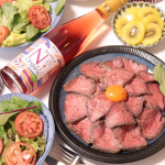 *❁︎晩ごはん・炊飯器で簡単ローストビーフ・ベビーリーフとフルーツトマトのサラダ・キウイ・雑穀米*********今日はローストビーフでした&hellip;のInstagram画像