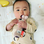 あっという間に5ヶ月を迎えもう来月半年だなんて早すぎる！！最近握ることが楽しくなったのかありとあらゆる物を掴みます😂お気に入りのおもちゃになってる@donebydeer のラト&hellip;のInstagram画像
