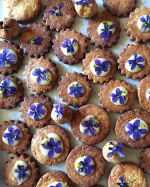 .20210327sat 初摘み今年もすみれの押し花の酵母クッキー。去年と同じもの。【卵入り酵母クッキー】 📌250&times;250mm（30枚くらい）＊粉&hellip;230g（全粒粉50＋&hellip;のInstagram画像