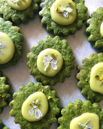 .今年は紫のスミレ少なめ😭草刈りの都合かな？がっかり😞3枚目、赤紫のすみれは前に焼いたもの。アイシングの🍋に反応したのかな？2週間くらいすると紫&rarr;赤紫に。＊＊＊#c&hellip;のInstagram画像