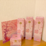 春らしい素敵な商品が届きましたよっ🌸もう見た目が気分上げてくれる〜😍.丁寧に手摘みした桜から 抽出したエキスを使い、贅沢なスキンケアに仕立てました。２５０枚の花びらから、 抽出できる桜&hellip;のInstagram画像