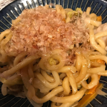 夜ご飯☽**レンチンで出来る焼きうどんいただきました！平日はご飯作るのがなかなか出来ないのでとっても助かりました&nbsp;𓌉◯𓇋冷凍うどんと野菜、お肉を追加でボリュームアップ𓃟忙しいと&hellip;のInstagram画像