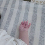 僕の４。新生児の頃からの4の手。まだまだ先の事だと思ってたのに、もう４ヶ月になったんだね。お歌もダンスもいつも笑顔でノリノリでできる様になったね♫GWは公園巡りの予定👜お外&hellip;のInstagram画像