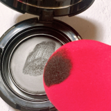 「パフで塗りやすくしっかり色が入る！」の画像（1枚目）