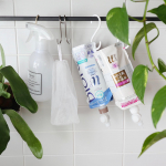 ずっと気になってたお風呂の吊り下げ収納🛀取り入れてみたらめっちゃ楽で良い💕💕置き場所とらずでお風呂場スッキリだし、ぬめらないし、キャップを外してノズルを取り付けるだけで詰め替え作業いらないのが&hellip;のInstagram画像