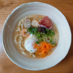 🍜おうちうどん🍜*今朝届いた、なべやき屋キンレイの『お水がいらない鍋焼うどん』を娘ちゃんに作ってもらいました👧*出汁も具もうどんも全て冷凍で一体化していて、お鍋に入れるだけで美味しく作&hellip;のInstagram画像