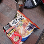 この前のお休みの日はお昼ごはんなに食べたい～？っと聞くとBBQをしたい親 VS ラーメンが食べたいこどもたちと意見が分かれたので外でBBQしながらラーメン食べちゃえ！となりお外でラーメンチ&hellip;のInstagram画像