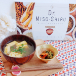 以前から気になっていた、Dr.味噌汁を試してみました✨これは、医師と共同開発したダイエット味噌汁ということで、興味津々✨カリカリに焼いたおアゲと、とろろ昆布にネギを散らして。&hellip;のInstagram画像