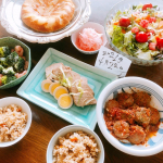 家族と一緒に食事ができる幸せな時間でした。【献立】❀豚のチャーシュー、人参、舞茸の炊き込みご飯❀豚のチャーシュー❀トマトソースのつくね（ラディッシュの葉と玉ねぎ入り）❀ブロッコ&hellip;のInstagram画像