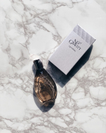 美容液𓅿𓇼最近フラコラにプラスして付けてる原液美容液💧結局原液って最強なんだなってつくづく思う👏🏻肌がもっちりふっくらするよ😳容器が軽くて薄いから持ち運びにも便利。&hellip;のInstagram画像