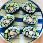 久しぶりにデコ巻きすしをつくりましたー今回つくったのはお花ですお花に見えるといいな#デコ巻きすし　#まきすし　#お花のお寿司　#stayhome #sushi#smack8pro #お&hellip;のInstagram画像