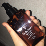 今回はこちらのヘアオイルを使用しました！私は乾燥で髪の毛がすぐ傷んでしまうのでヘアオイルは欠かせません。今回の使ったハーバルリーフはフルオーガニックのヘアオイルでとても使いやすいものだ&hellip;のInstagram画像