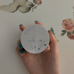 🦕PRIVACY UV POWDER🦖テカリブロックと日焼け止めが1つになったパウダー。テカリを抑えてくれるパウダーは乾燥が気になる印象でしたが、このパウダーはテカリを抑えてくれるのに肌はしっ&hellip;のInstagram画像