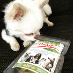 ペットアイジージーさんの犬猫用 免疫力調整ミルクサプリメント🍼お試しさせていただきました🐶個包装になった粉末ミルクを水に溶かすかフードにふりかけるだけ。開ける前から興味津々👀普段はドラ&hellip;のInstagram画像