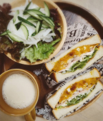 今日の#ブランチかぼちゃの煮物の残り物にゆで卵を混ぜてボリュームたっぷりのサラダに🤗🎶最近#ホットサンド にハマってます🥰❤️新玉ねぎのサラダにも夢中〜❤️このサラダ毎日食べても飽&hellip;のInstagram画像