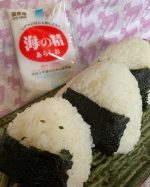 今日のお昼ご飯は塩おにぎり🍙シンプルだけど塩おにぎりは凄い好き。【海の精　あらしお】を使いました。しっとりしたお塩でしっかりした塩感。しょっぱすぎず、辛すぎずとてもお米に合った！ウ&hellip;のInstagram画像