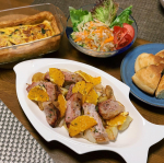 .母の日の晩ご飯🌝ちょっとお洒落なご飯にしたく、豚肉とオレンジを、ハニーマスタードソースでグリル。さっぱり食べれて、脂っぽさゼロ👌.自家製フォカッチャには、@rivsalt&hellip;のInstagram画像