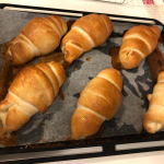 蜂蜜バターの塩パン焼き上がりました！生地に包んだ蜂蜜バターが溢れ出てキャラメル風になりました。表面カリカリ＆中身はもっちりで食べ応えがある塩パンにサラダ・スープがあれば立派なお食事になりますよ&hellip;のInstagram画像