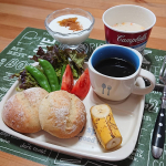 .もうお昼ですが💦今朝(pic1)の #おうちモーニング など先日焼いた #枝豆とチーズのパン と、たまには市販の #カップスープ など。バナナはこの時期はすぐ黒くなっちゃいま&hellip;のInstagram画像