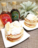 本場カナダ・ケベック州より直輸入の100%天然の甘味料「メープルシロップ2種類を使ってパンケーキな朝食🥞&hearts;️夫に作ってもらったよ♪&hearts;️いつもありがとう🥺♡そしていつもの味がこれ&hellip;のInstagram画像