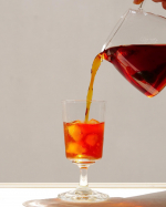 【南アフリカ🇿🇦&times;日本🇯🇵】南アフリカの大地の恵みはいかが？﻿﻿少しずつ暑い日も増えてきましたね。﻿そんな時はゴクゴクっとお茶を飲みたいもの。﻿﻿普段は煎茶や釜炒り茶、紅茶が好みで&hellip;のInstagram画像