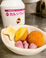 ・朝起きたりお手伝いしたり、がんばった子どもだけがもらえる、ちいこい#お菓子盛り小さい小さい器に盛るのがポイントです。『えっこんなにもらえるの』感を演出したいから。#せこい朝起&hellip;のInstagram画像