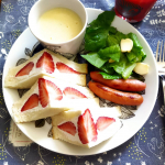 美味しそうな苺をいただき、おかめやの食パンがあったらフルーツサンドを作るしかないよね〜🤭クリームはクリームチーズとレモン入りで、甘さ控えめで爽やかな味わいにしてみました♪#朝ごはん#サンドイッ&hellip;のInstagram画像