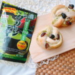 .💚濃いグリーンティー💚..先日、#玉露園 の #濃いグリーンティー を使って黒豆抹茶パン作ってみました♡ちょっと工程を間違えまして&larr;きれいな緑色が出なかったんだけど💦でも２色でいいか&hellip;のInstagram画像