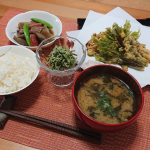.ある日のおうちごはん 🍴山菜の天ぷら🍴こしあぶらのくるみ和え 🍴筑前煮🍴ワカメと新玉ねぎのお味噌汁🍴炊きたてご飯山菜が美味しい季節❤️お久しぶりのたらの芽とこしあぶらやっぱり&hellip;のInstagram画像
