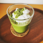 玉露園の濃いグリーンティーでオリジナル抹茶フラペチーノを作りました。国内産宇治抹茶を原料の20%配合。抹茶の良い香りがします。抹茶の苦味と甘い生クリームが合わさって最高に美味しい！&hellip;のInstagram画像