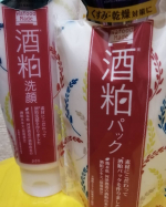 酒粕洗顔と酒粕パック✨前から気になっていて使ってみました😁洗顔が、目にしみちゃいました💦目の際など使用するので、しみるタイプの洗顔はリピしません💦香りは優しく、私は気にならない&hellip;のInstagram画像