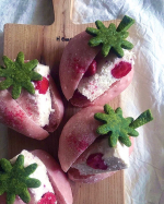 .冷やして美味しい苺パン🍓200℃予熱後、170℃6分＋160℃5分。挟んだのは苺のみりんコンポート入りムース😁✌️生クリ47%＋クリチ＋白チョコ＋ゼラチン＊＊＊#&hellip;のInstagram画像