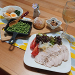 .鶏むね肉で作った鶏ハムは、お酒と本みりんの効果でしっとり👌レシピはブログにて&darr;https://candysarry2.exblog.jp/28596214/味玉はにたき一番に浸けるだけ。&hellip;のInstagram画像