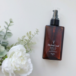 ハーバルリーフ オーガニックヘアオイルビタミンC誘導体によるキューティクル補修に着目したワンランク上のヘアオイルです✨VC-IP（ビタミンC誘導体）が、傷んだ髪を集中補修。浸透&hellip;のInstagram画像