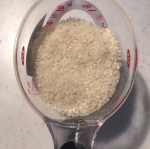 ごはん彩々様の「少しの工夫で、いつものごはんがワンランクＵＰする炊飯術」を試しながら、ご飯を炊きました🍚✨🍙カップで正確に🍙最初のお水は素早く捨てる🍙水加減は慎重に🍙食卓に炊きたてを！&hellip;のInstagram画像