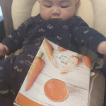 食育始めました🍚私の焼いた歪なレーズンパンと人参ジュース☀現在4ヶ月👶離乳食を前にして、食事風景を隣で息子に食事の様子を見せて、食べ物の名前を伝えたり、美味しいを顔と言葉で伝えてみ&hellip;のInstagram画像