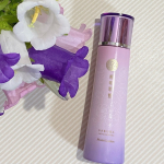 ..桜の香りがする化粧水。合成香料じゃないから変なクセがなくてとても使いやすいです。ずっと手だけで重ね付けしてたけど、コットンでつけた後に手でつける方法にしたら更に使用感が良くなった気がします☺&hellip;のInstagram画像