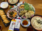 今日の夜ご飯💕先日モニターで届いたつゆがどうしても使いたくて、天ざるうどんとお酒のおつまみ🍶あごだしは冷水で割ってざるうどんに✨本かつおの方はお湯で割って天ぷらつゆにしました😊❤️次男は毎週のよ&hellip;のInstagram画像